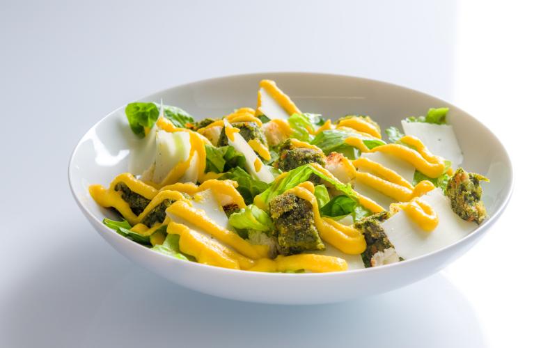 Caesar salad di Medaglione di spinaci e veganesa di mais al limone